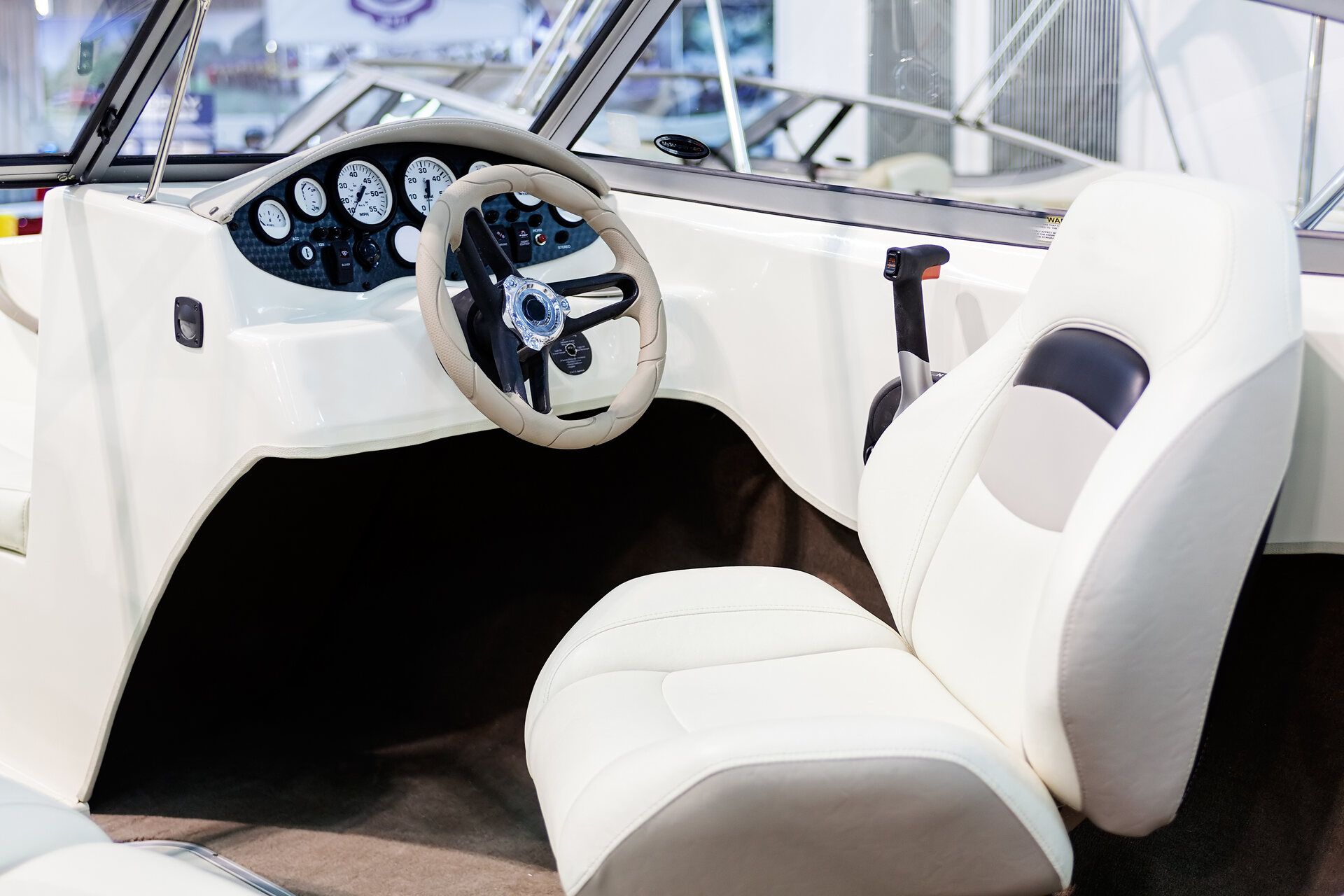 Interior del asiento de piloto de un barco con tapicería nueva